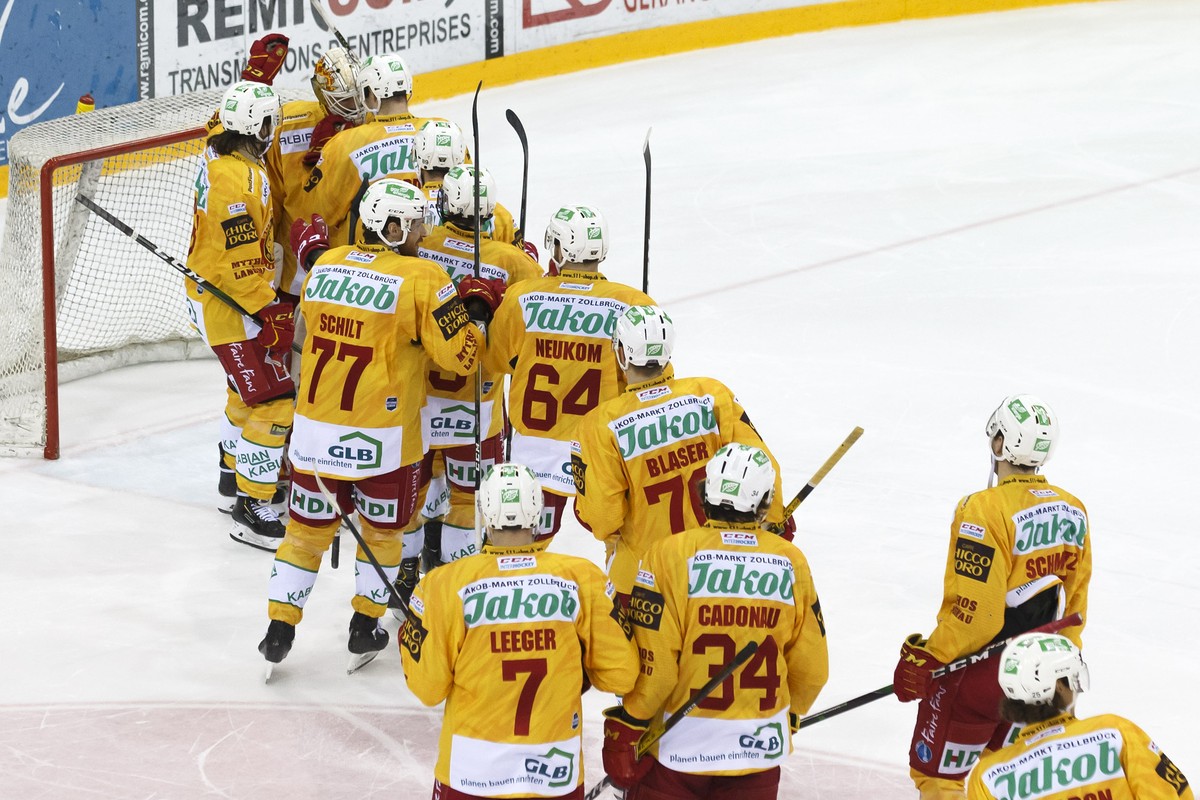 Tigers' goaltender Ivars Punnenovs, of Latvia, is celebrated by his teammates after the shootout session, at the National League regular season game of the Swiss Championship between Geneve-Serve ...