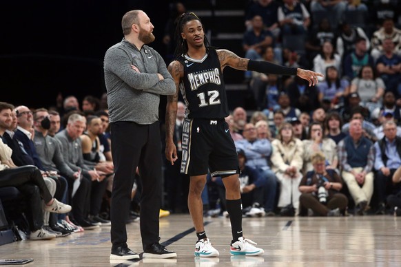 NBA, Basketball Herren, USA Los Angeles Lakers at Memphis Grizzlies Feb 28, 2023 Memphis, Tennessee, USA Memphis Grizzlies head coach Taylor Jenkins left and guard Ja Morant 12 talk during the second  ...