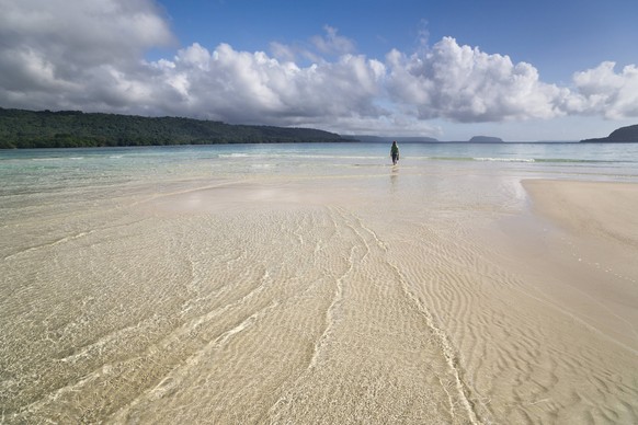 Frau wandert über Sandbank an Strand, Espiritu Santo, Vanuatu, Ozeanien iblkwr03980086.jpg Bitte beachten Sie die gesetzlichen Bestimmungen des deutschen Urheberrechtes hinsichtlich der Namensnennung  ...