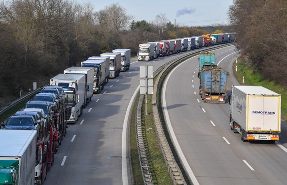 16.03.2020, Brandenburg, Frankfurt (Oder): Lastwagen stauen sich auf der Autobahn 12 vor dem deutsch-polnischen GrenzÃ¼bergang. Polen hat seit Sonntagmorgen wegen der Corona-Krise fÃ¼r alle AuslÃ¤nder ...