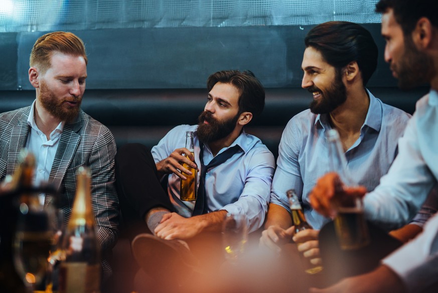 Bier trinken, Barbesuch (Shutterstock)