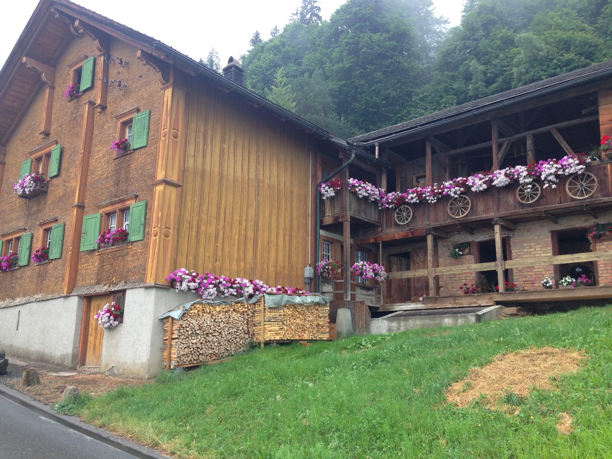 Herrlich verziertes Blumenhaus auf dem Weg hoch nach Furna.