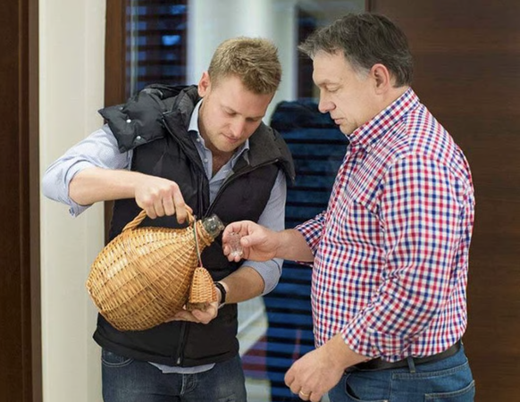 Einen Schluck Palinka: Viktor Orban mit seinem Schwiegersohn Istvan Tiborcz, der mit öffentlichen Aufträgen zu einem der reichsten Ungarn geworden ist.