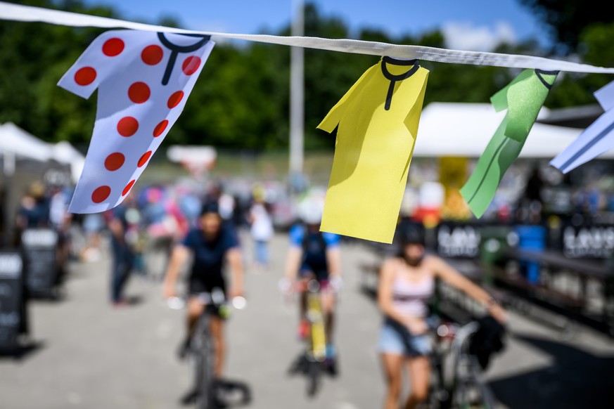 Une decoration avec un maillot jaune est visible lors de la Fete du Tour le dimanche 29 mai 2022 a Lausanne. La capitale vaudoise va accueillir le 9 juillet prochain le Tour de France. (KEYSTONE/Jean- ...
