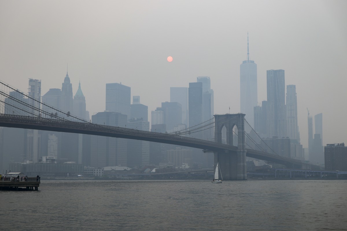 epa13116413 Wildfire smoke is seen amongst the Manhattan skyline and Brooklyn Bridge from the Brooklyn Promenade in the Brooklyn borough of New York, New York, USA, 16 July 2026. The National Weather  ...