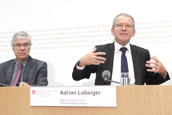 Adrian Lobsiger Eidgenoessischer Datenschuetzer, rechts, und Jean-Philippe Walter, stellvertretender Datenschuetzer, links, praesentieren den Jahresbericht 2016, am Montag, 26. Juni 2017, in Bern. (KE ...