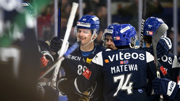 L&#039;attaquant neuchatelois Stefan Ruegsegger, gauche, celebre son but du 1 a 1 avec ses coequipiers lors du sixieme match de barrage promotion-relegation de National League/Swiss League de hockey s ...