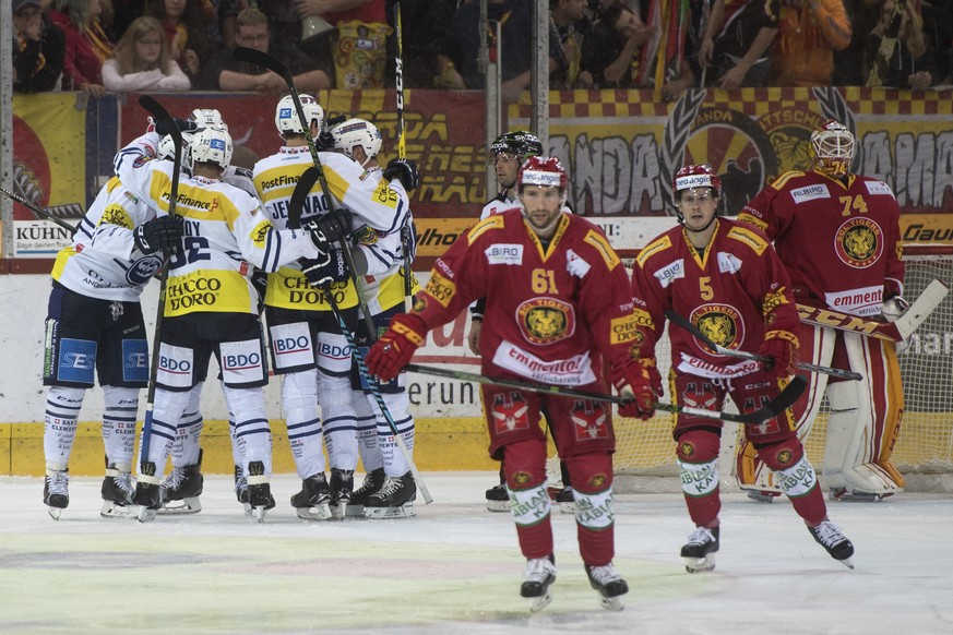 Tigers Adrian Gerber, dritter von rechts, Yves Mueller, zweiter von rechts, und Goalie Ivars Punnenovs, rechts, nach dem Gegentor zum 1:0 fuer Ambri, waehrend dem Eishockey Meisterschaftsspiel der Nat ...