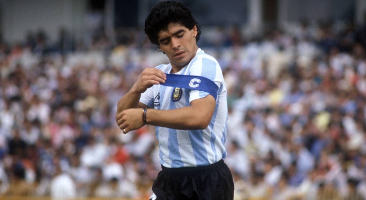 Bildnummer: 01725163 Datum: 10.06.1986 Copyright: imago/Sven Simon
Diego Armando Maradona (Argentinien) befestigt seine Kapit