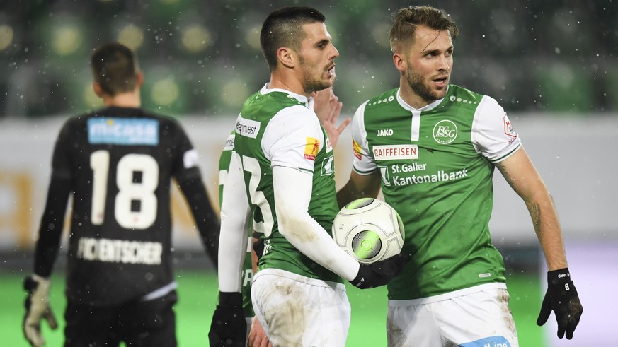 Die St. Galler Danijel Aleksic, links, und Roman Buess bejubeln Aleksic&#039;s Treffer zum 1-0 gegen den Sittener Kevin Fickentscher, im Fussball Super League Spiel zwischen dem FC St. Gallen und dem  ...