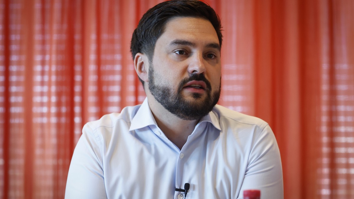 Cedric Wermuth, Co-Praesident SP, spricht waehrend einer Medienkonferenz eines ueberparteilichen Gremiums zum Thema "Nein zur Verrechnungssteuer-Vorlage", am Donnerstag, 25. August 2022 in B ...