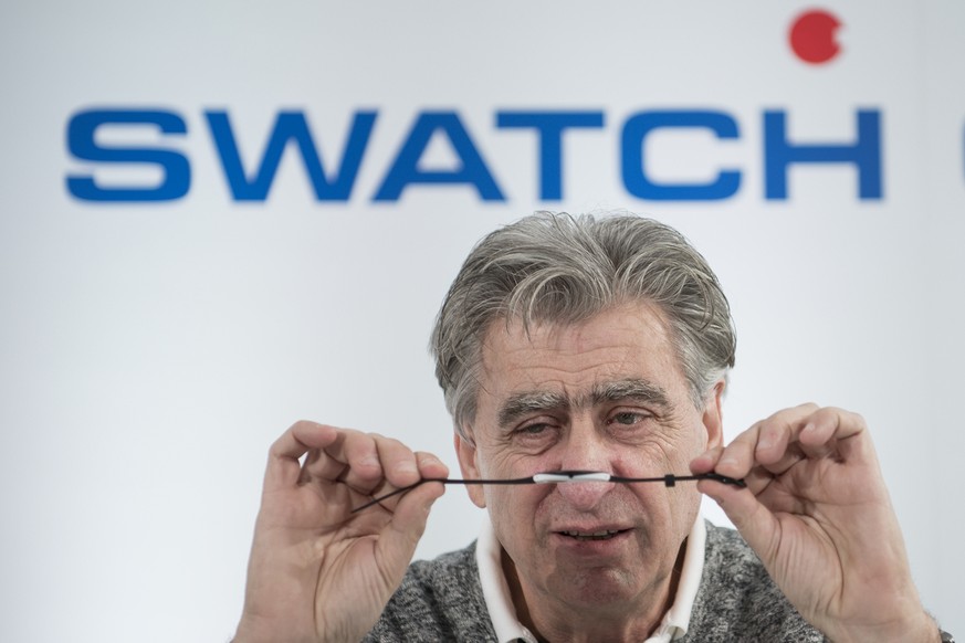 Nick Hayek, CEO Swatch Group, praesentiert das neue Modell &quot;Skin&quot; an der Bilanzmedienkonferenz der Swatch Group, am Donnerstag, 16. Maerz 2017, in Biel. (KEYSTONE/Peter Schneider)