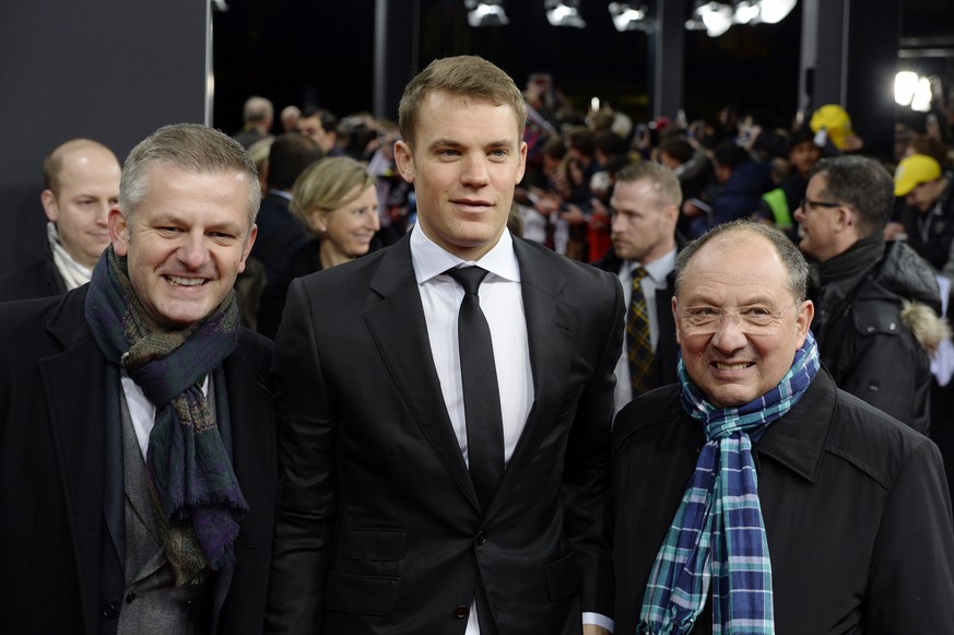 Wenn selbst gestandene Männer auf ein Foto wollen, ist wieder Weltfussballerwahl. SRF-Moderatoren Rainer M. Salzgeber (l.) und Beni Thurnheer(r.) mit Manuel Neuer.