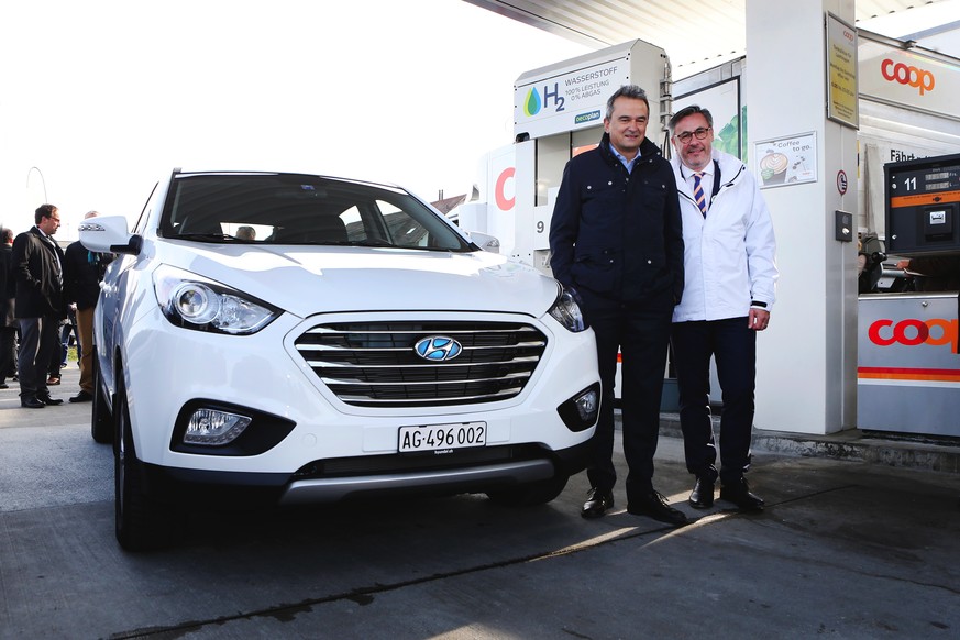 V.l.n.r.: Joos Sutter, Vorsitzender der Geschäftsleitung von Coop und Diego Battiston, Managing Director von Hyundai Suisse / Hyundai ix35 Fuel Cell - COOP Wasserstofftankstelle in Hunzenschwil (AG) / ...