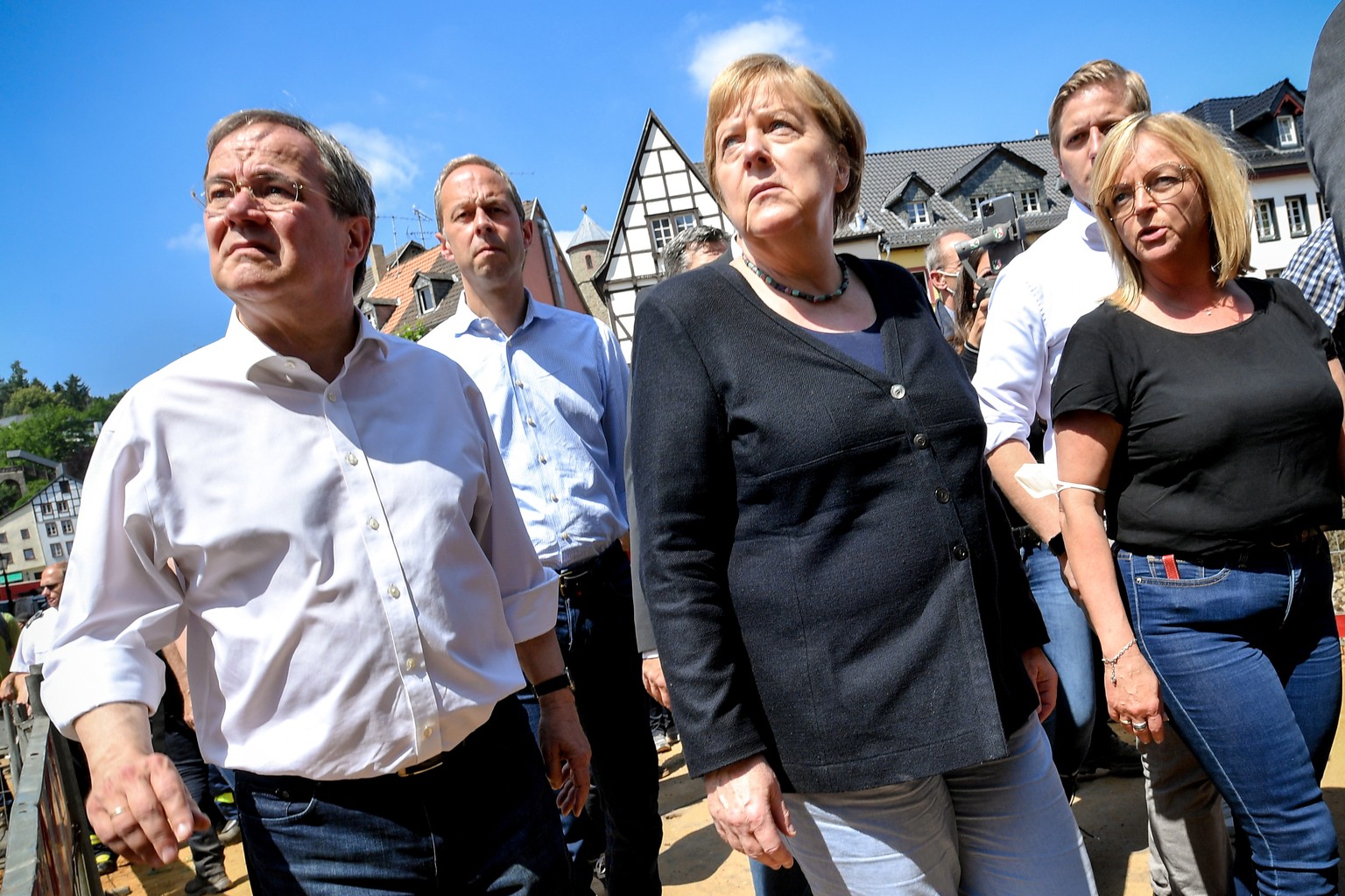 Armin Laschet (l.) besuchte am Dienstag mit Bundeskanzlerin Angela Merkel die verwüstete Stadt Bad Münstereifel. Dieses Mal liess er die Faxen bleiben.