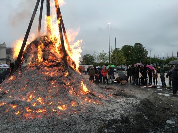 Der Ritt ums Böögg-Feuer ist vorbei.