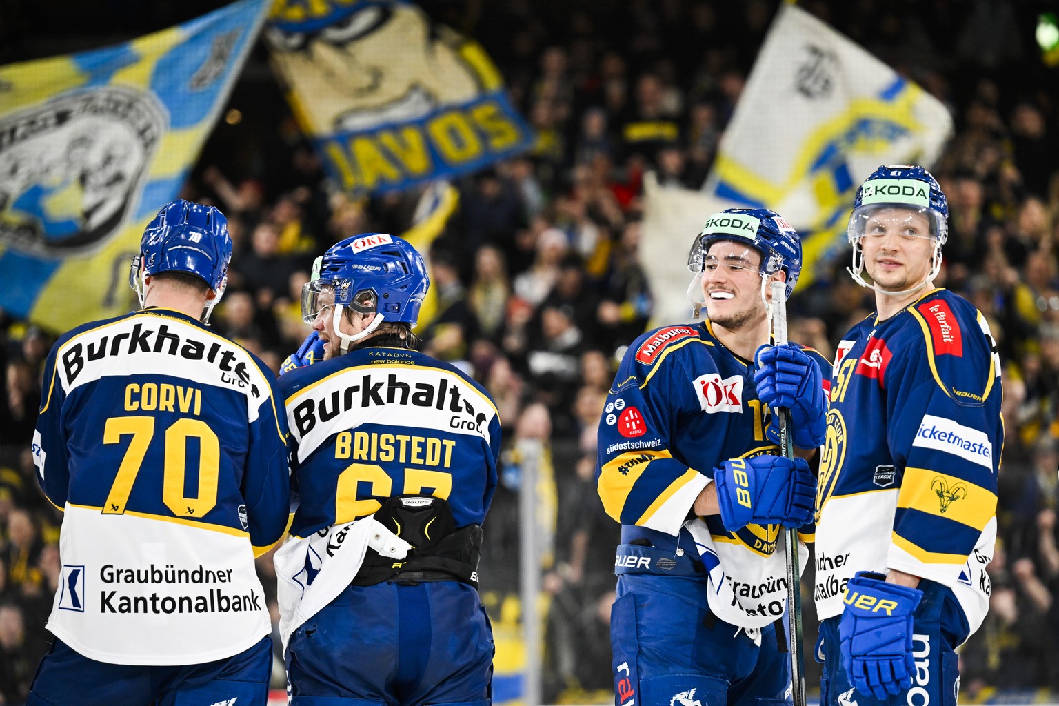 Der Davoser Kristian Naekyvae, rechts, mit Enzo Guebey, nach dem Eishockey Spiel der National League zwischen dem HC Davos und dem SC Rapperswil-Jona, am Sonntag, 4. Februar 2024, im Eisstadion in Dav ...