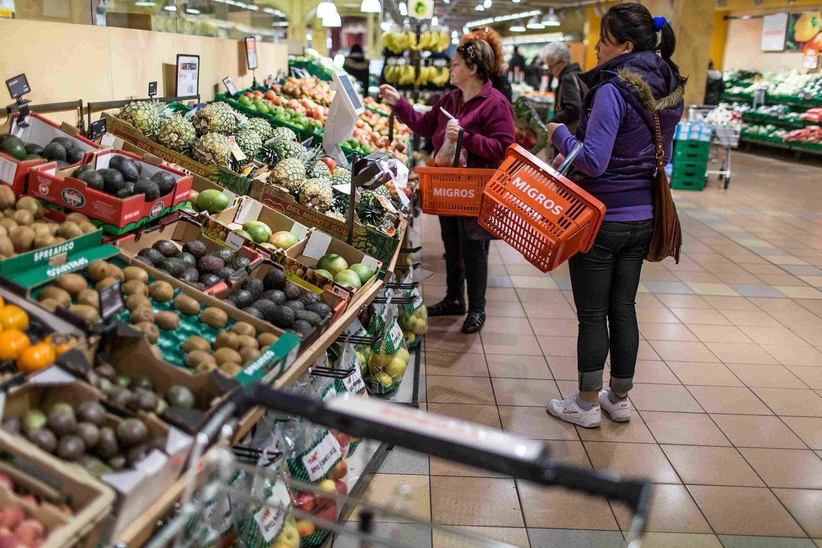 Avant de peser ses fruits et légumes, il est nécessaire d'indiquer si un sac est utilisé ou non. Critiquée, cette étape pourrait disparaître.