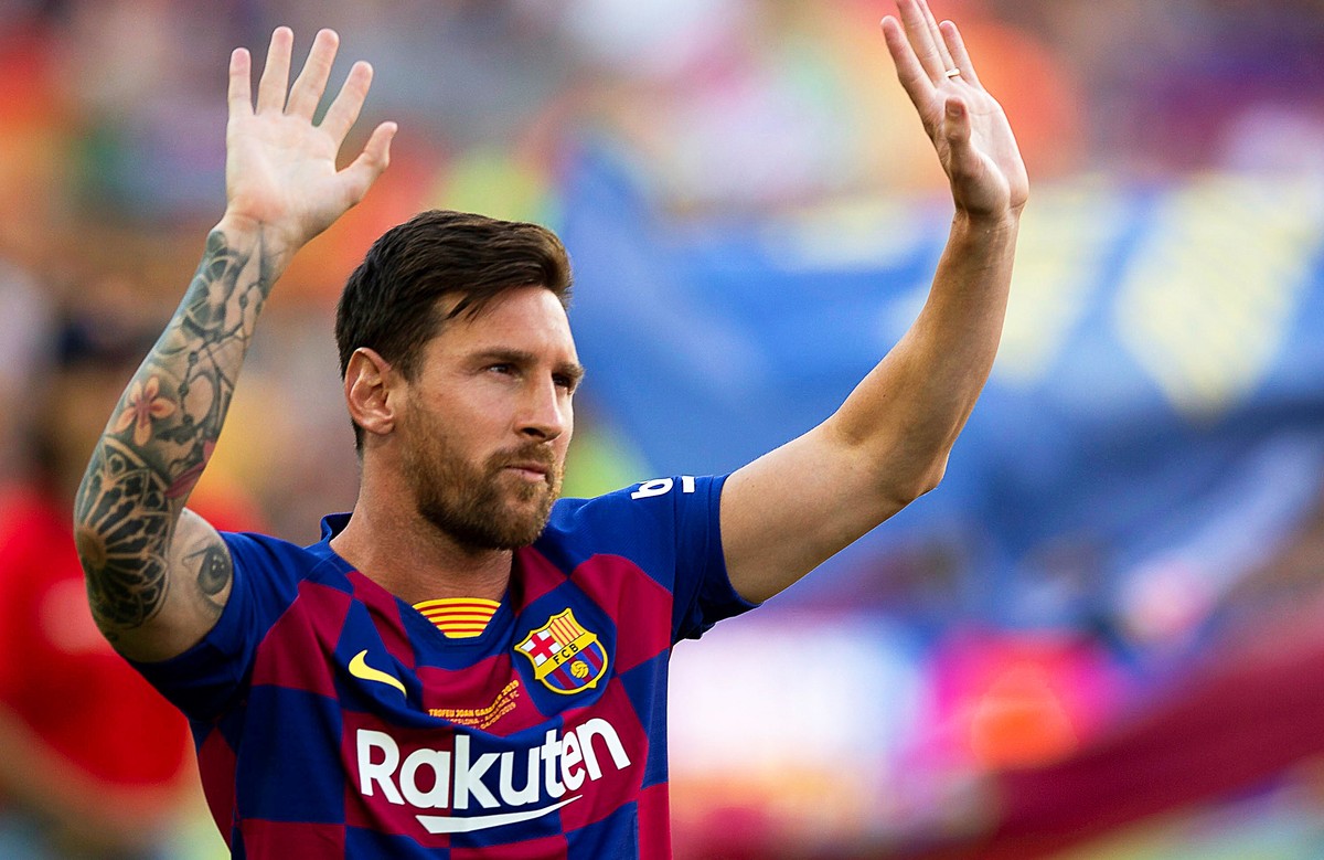 epa07756855 FC Barcelona's Argentinian forward Lionel Messi greets fans prior to the Joan Gamper Trophy soccer match between FC Barcelona and Arsenal FC at Camp Nou in Barcelona, Spain, 04 August ...