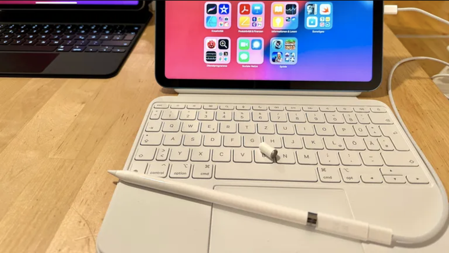 So wird der Apple Pencil am neuen iPad geladen.