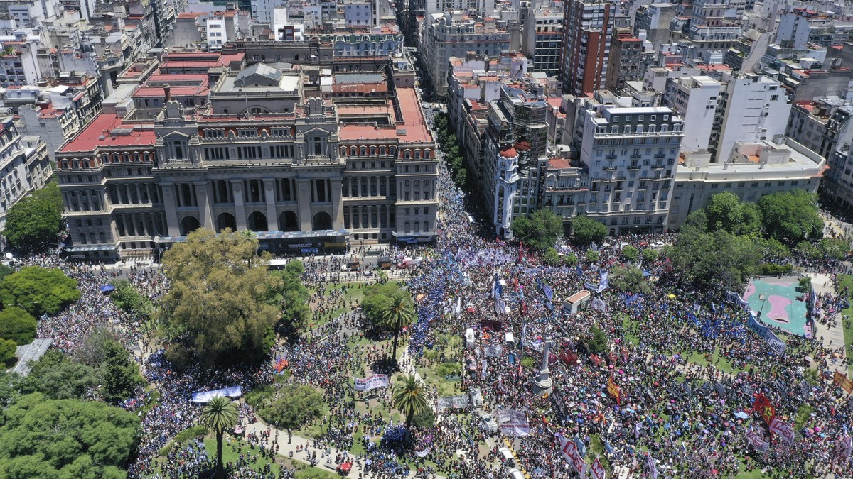 Anti-government protesters rally against the economic reforms of President Javier Milei outside the Supreme Court, as labor unions legally challenge the measures in Buenos Aires, Argentina, Wednesday, ...