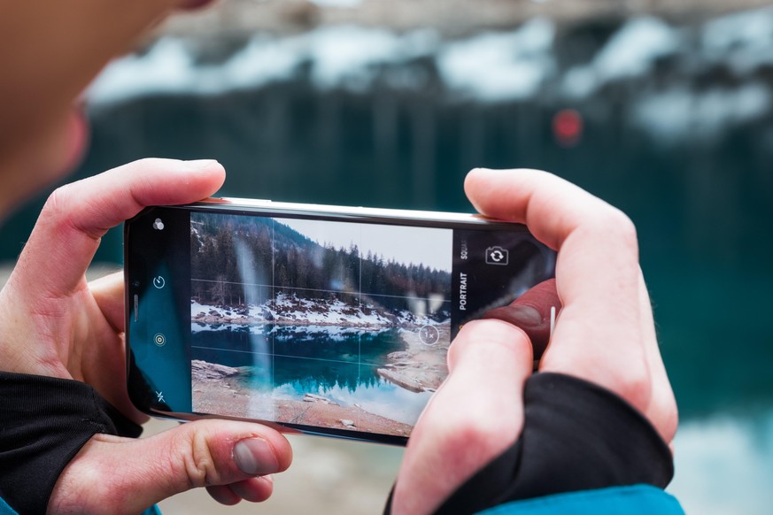 Handy-Fotograf am Caumasee.