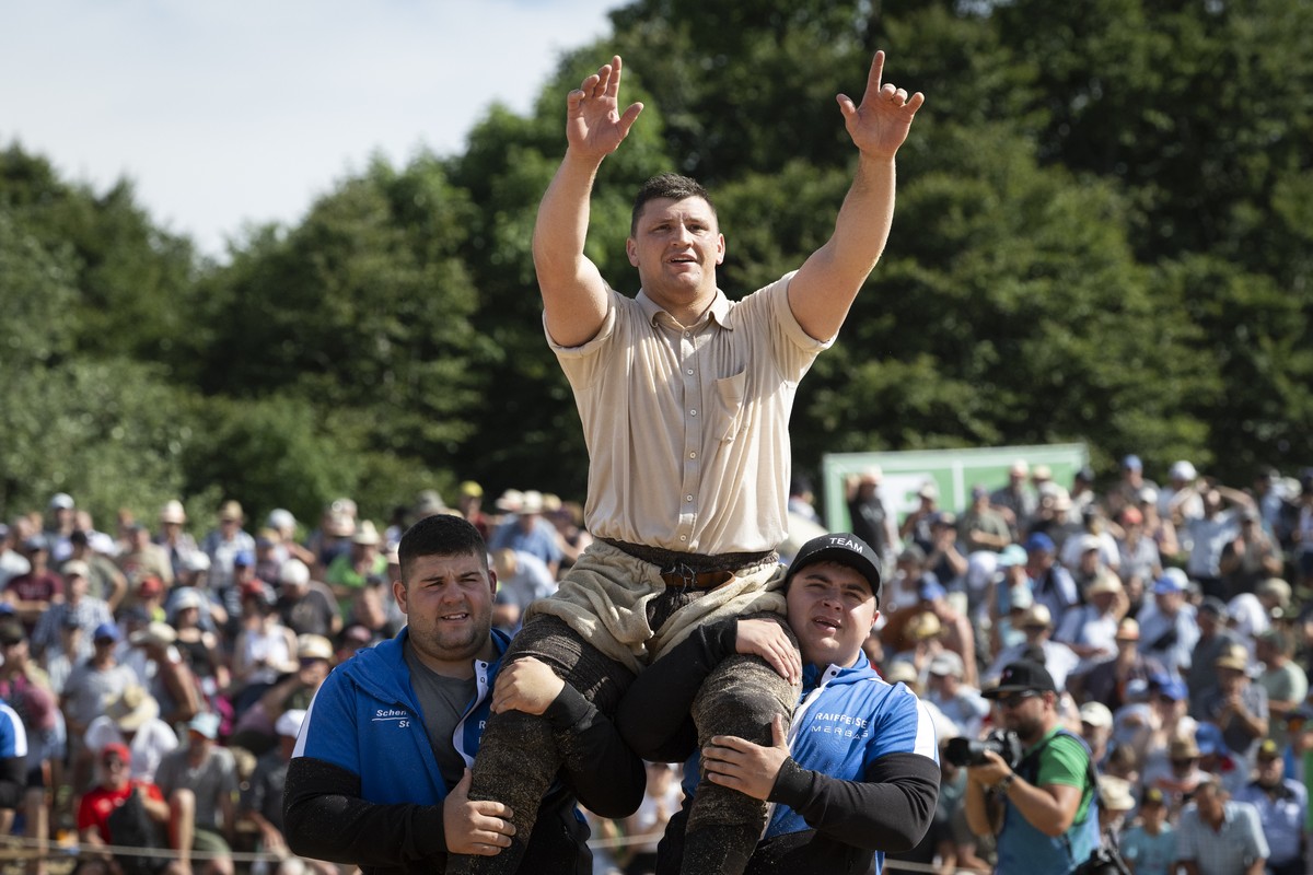 Der Sieger Nick Alpiger jubelt nach seinem Sieg gegen Sinisha Luescher, im Schlussgang beim Weissenstein Schwinget, am Samstag, 11. Juli 2026 auf dem Weissenstein. (KEYSTONE/Anthony Anex)