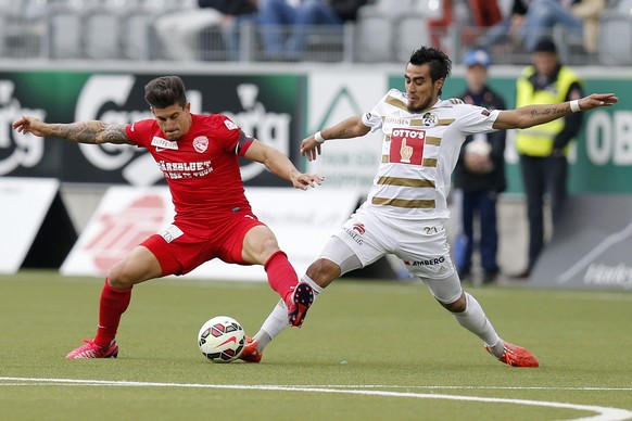 Thuns Dennis Hediger, links, kaempft um den Ball mit Luzerns Dario Lezcano im Fussball Super League Spiel zwischen dem FC Thun und dem FC Luzern am Samstag, 11. April 2015 in der Stockhorn Arena in Th ...