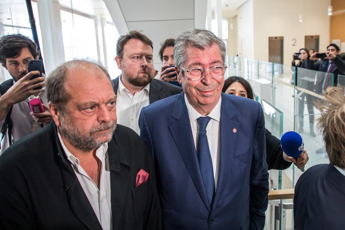 Patrick Balkany (en bleu), en mai 2019, et son avocat, Eric Dupond-Moretti, aujourd'hui ministre français de la Justice.