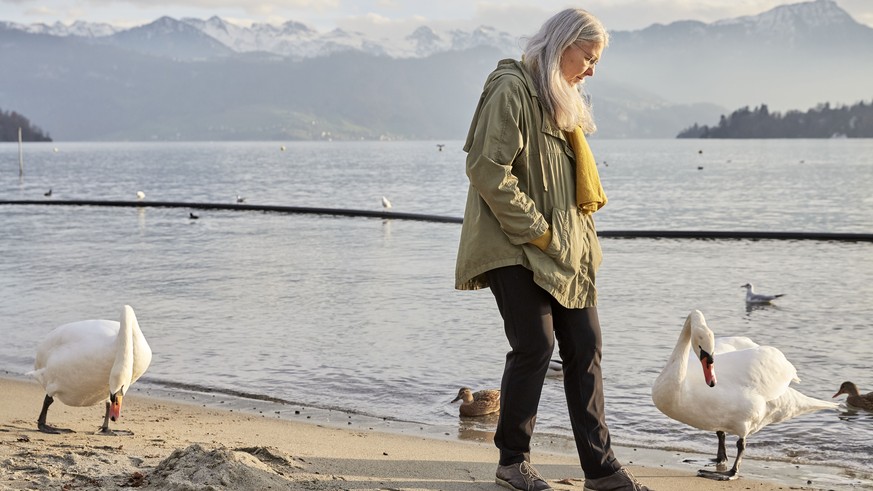 ARCHIVBILD ZUR NEURENTENSTATISTIK DES BFS UND DER DELEGIERTENVERSAMMLUNG DES SGB ZUR RENTENFEFORM, AM FREITAG, 24. MAERZ 2017 - [Symbolbild] Eine aeltere Frau schaut beobachtet einen Schwan waehrend e ...