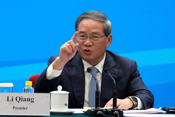 epa12258374 Chinese Premier Li Qiang speaks during the EU-China Business leaders symposium at the Great Hall of the People in Beijing, China, 24 July 2025. The 25th EU-China summit focuses on the stat ...