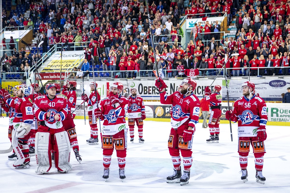 Die Spieler des SC Rapperswil-Jona Lakers feiern den 2-1 Sieg im sechsten Eishockey Spiel der Ligaqualifikation der National League zwischen dem SC Rapperswil-Jona Lakers und dem EHC Kloten am Montag, ...
