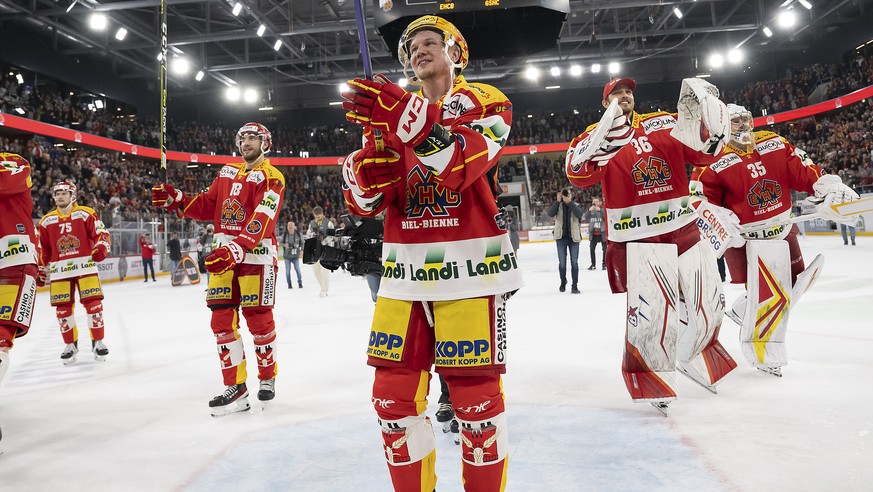 PostFinance Top Scorer Biel&#039;s forward Toni Rajala, center, celebrates the victory 4-2 with teammates after the sixth leg of the National League Swiss Championship final playoff game between EHC B ...