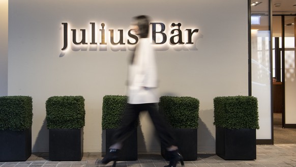 ARCHIVBILD ZUM UMSATZ VON JULIUS BAER IM GESCHAEFTSJAHR 2021, AM MITTWOCH, 2. FEBRUAR 2022 - Eine Frau laeuft vor dem Logo der Julius Baer Bank anlaesslich der Pressekonferenz zur Praesentation der Ja ...