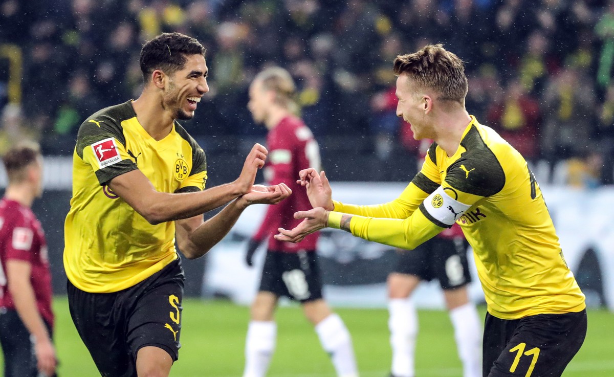 epa07322110 Dortmund's Achraf Hakimi (L) celebrate his goal with teammate Dortmund's Marco Reus during the German Bundesliga soccer match between Borussia Dortmund and Hannover 96 in Dortmun ...