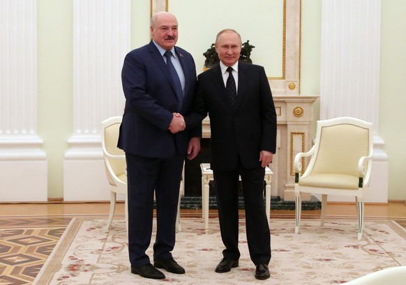 epa09816805 Russian President Vladimir Putin (R) and Belarusian President Alexander Lukashenko (L) pose for a photo during their meeting in the Kremlin in Moscow, Russia, 11 March 2022. (KEYSTONE/EPA/ ...