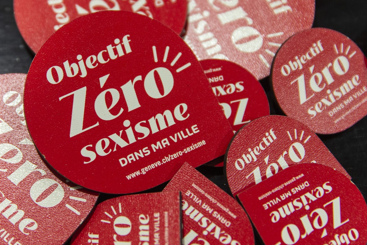 Des pins "s'exprime "Objectif zero sexisme dans ma ville" sont photographie lors d'une conference de presse sur le plan d'action "Objectif zero sexisme dans ma ville ...