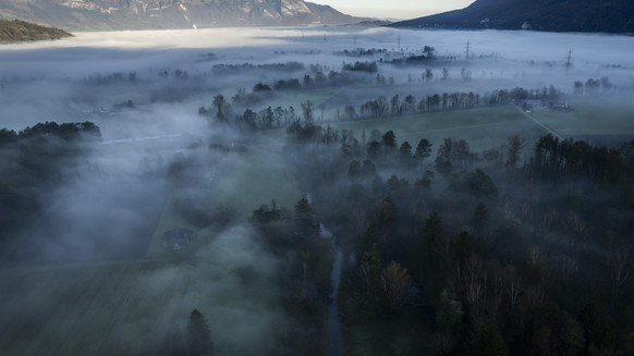 Landschaft im Nebel, am Dienstag, 29. Oktober 2024, in Weite. (KEYSTONE/Gian Ehrenzeller)