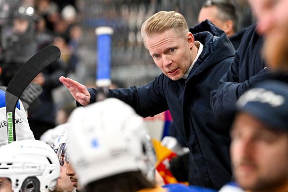 Head Coach Michael Liniger (EVZ) speaks with his players, during the regular season National League game between HC Ambri Piotta and EV Zug at the ice stadium Gottardo Arena, Switzerland, January 6, 2 ...