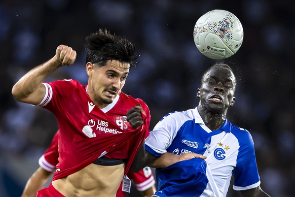 Awer Mabil (GC) (rechts) kaempft um den Ball mit Theo Berdayes (SIO) (links) im Fussball Meisterschaftsspiel der Swiss Super League zwischen Zuerich, FCZ, und Winterthur, FCW, vom Samstag, 24. August  ...
