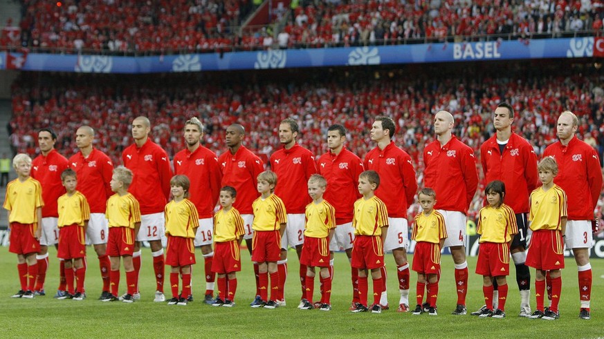 epa01377526 The Swiss soccer players pose with children ahead of the EURO 2008 preliminary round group A match between Switzerland and Turkey at the St. Jakob Park stadium, Basel , Switzerland 11 June ...