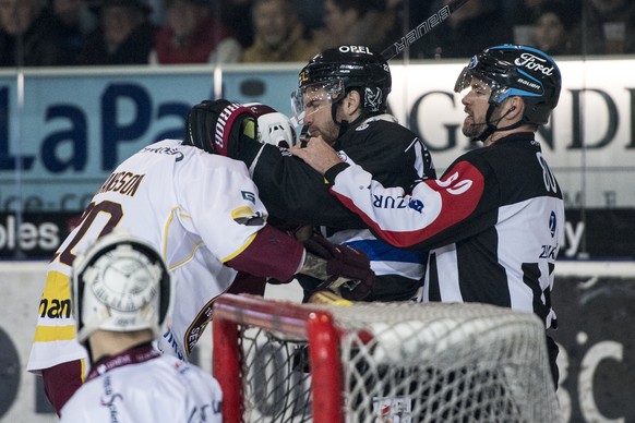 Servettes Johan Fransson, links, gegen Fribourgs Jim Slater, mitte, beim Eishockey Meisterschaftsspiel der National League A zwischen den HC Fribourg Gotteron und dem Geneve-Servette HC, am Samstag, 2 ...