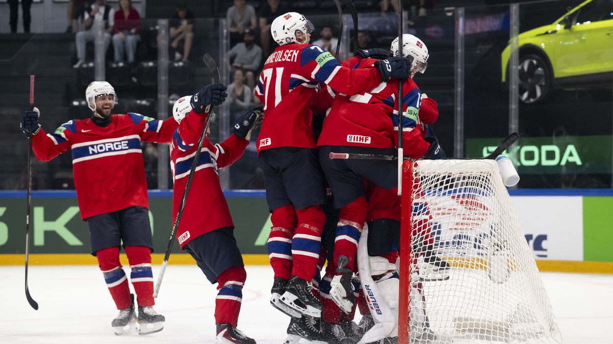 epa13001415 Players of Norway celebrate winning the 2026 IIHF Men's Ice Hockey World Championship quarter-finals game between Norway and Latvia, in Fribourg, Switzerland, 28 May 2026. EPA/ANTHONY ...