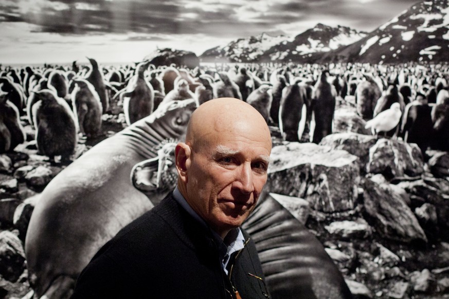 ARCHIVBILD ZUM 75. GEBURTSTAG VON SEBASTIAO SALGADO, AM DIENSTAG, 29. JANUAR 2019 - Brazilian photographer Sebastiao Salgado poses for a photograph in front of a print from his new exhibition &quot;Ge ...