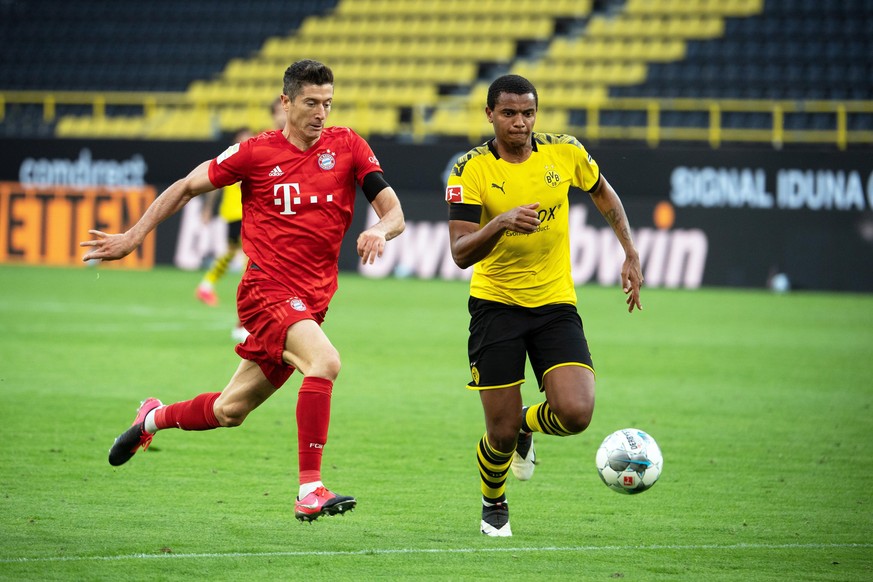 epa08446031 Bayern Munich&#039;s Robert Lewandowski (L) in action against Dortmund&#039;s Manuel Akanji (R) during the German Bundesliga soccer match between Borussia Dortmund and FC Bayern Munich at  ...