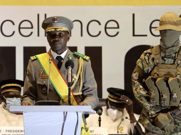 epa09253167 Mali transitional President Colonel Assimi Goita (L) during his swearing-in ceremony in Bamako, Mali, 07 June 2021. Assimi Goita was sworn in during a ceremony in the capital and has set F ...