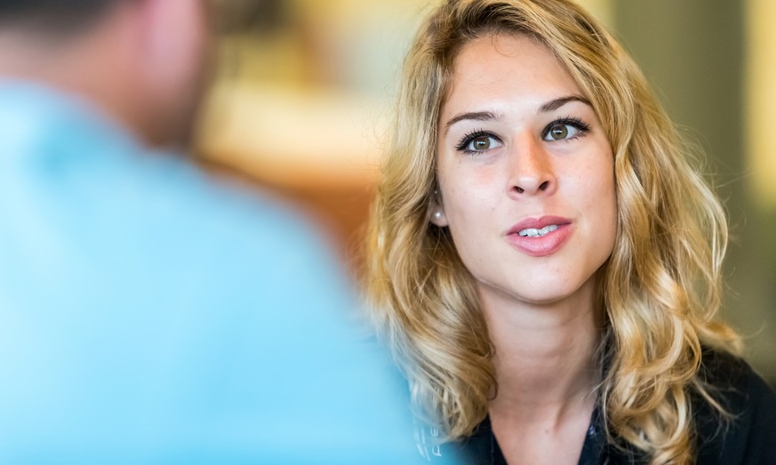 Kunstturnerin Giulia Steingruber gibt ein Interview am Medientreffen des Olympia-Teams Kunstturnen, am Mittwoch, 13. Juli 2016, in Magglingen. (KEYSTONE/Thomas Hodel)