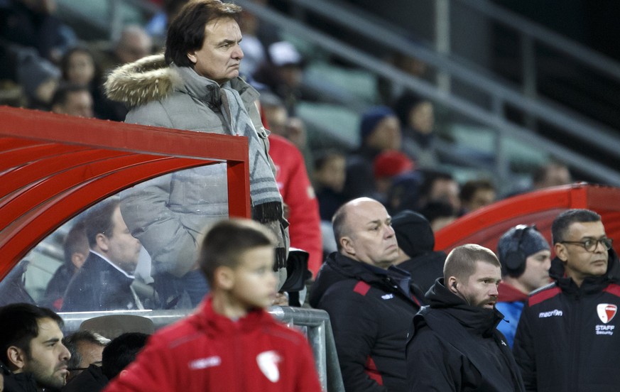 ARCHIVBILD  ZUR ENTLASSUNG ALLER SPIELER BEIM FC SION STELLEN WIR IHNEN FOLGENDES BILDMATERIAL ZUR VERFUEGUNG  Christian Constantin, top left, President of FC Sion, looks the game, during the Super  ...