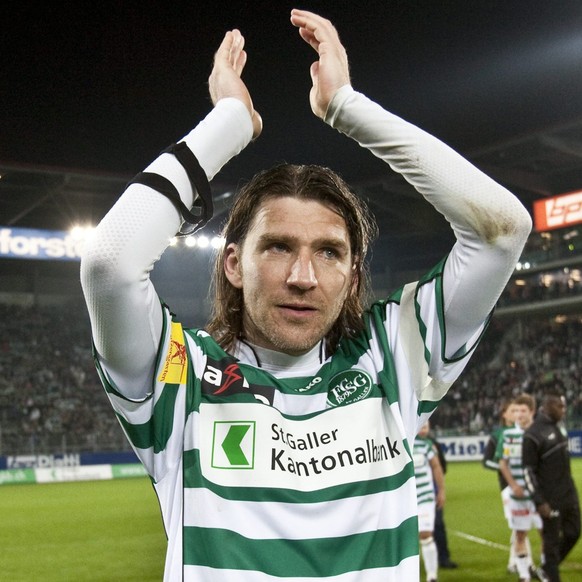 Der St. Galler Marc Zellweger jubelt am Super League Spiel FC St. Gallen gegen den AC Bellinzona am Donnerstag, 13. Mai 2010 in der AFG Arena in St. Gallen. (KEYSTONE/Ennio Leanza)