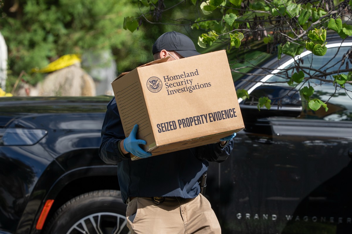 Homeland Security officers carry boxes from the Washington residence of Rep. Ilhan Omar, D-Minn., Monday, Oct. 12, 2026, during a search. (AP Photo/J. Scott Applewhite)
APTOPIX Ilhan Omar Search